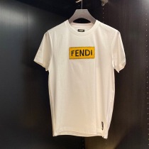 フェンディ スクエア ロゴ ホワイト Tシャツ 偽物 fev97580