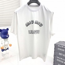 超話題!ミュウミュウ コピー Leagueロゴ入りのアイコニックなTシャツ myu24874