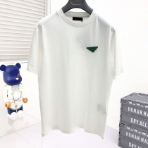 日本未入荷プラダ 偽物 コントラストトライアングル ロゴ コットンTシャツ ホワイト puz08445